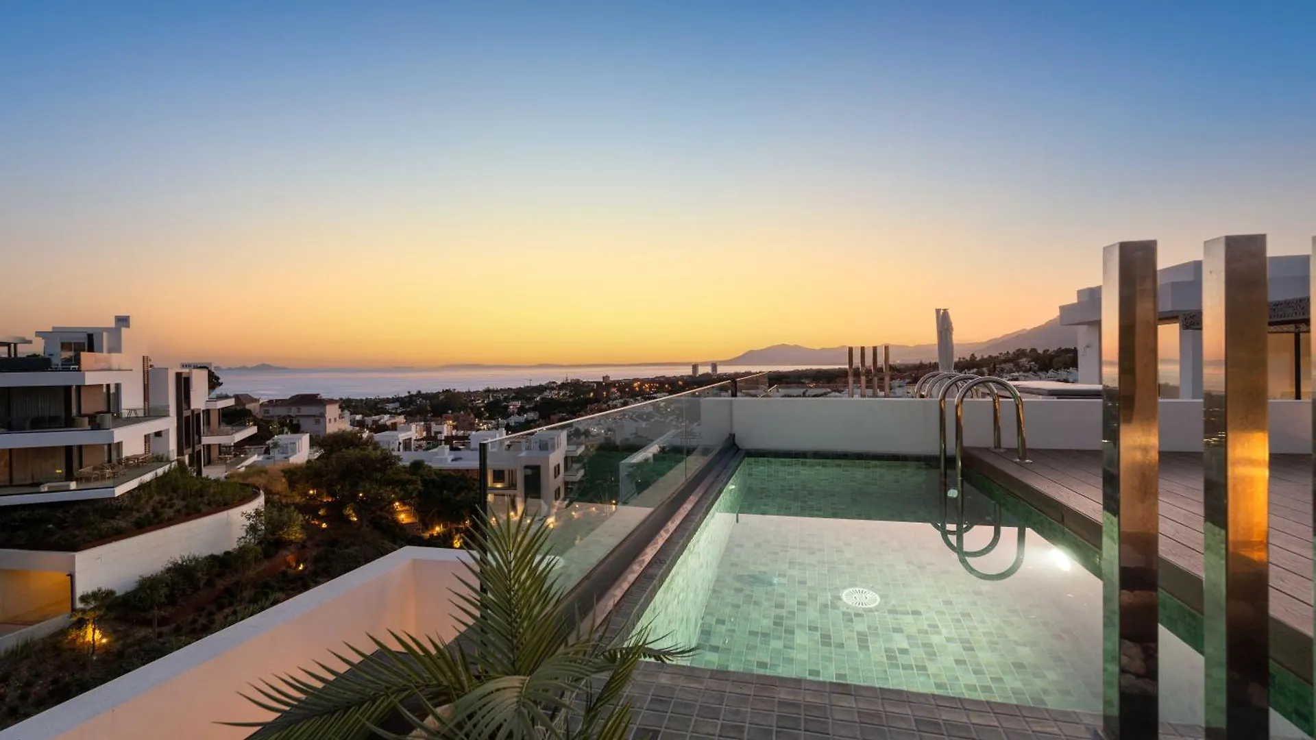 Marbella Dunes Penthouse - Brand New, Splendid Rooftop, Pool & Sea View 스페인