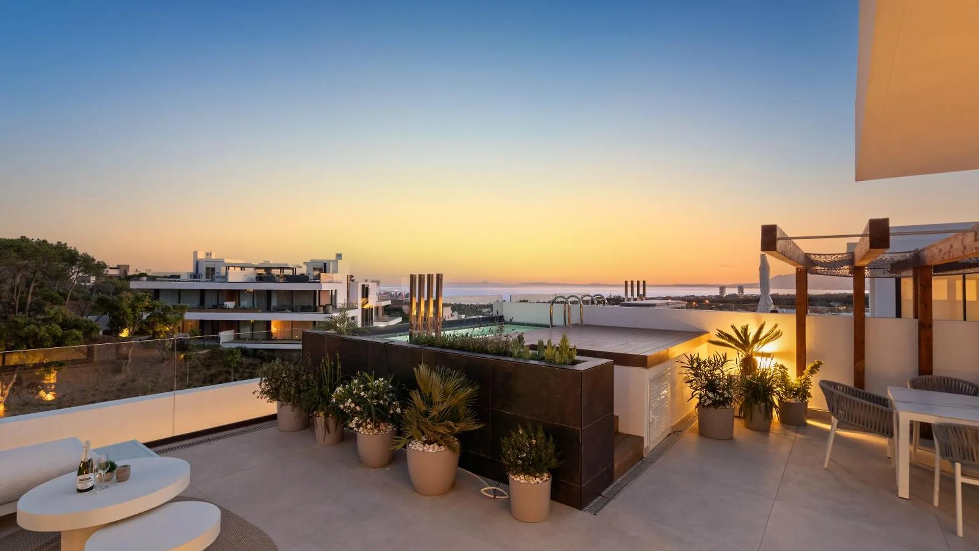 Apartman Marbella Dunes Penthouse - Brand New, Splendid Rooftop, Pool & Sea View