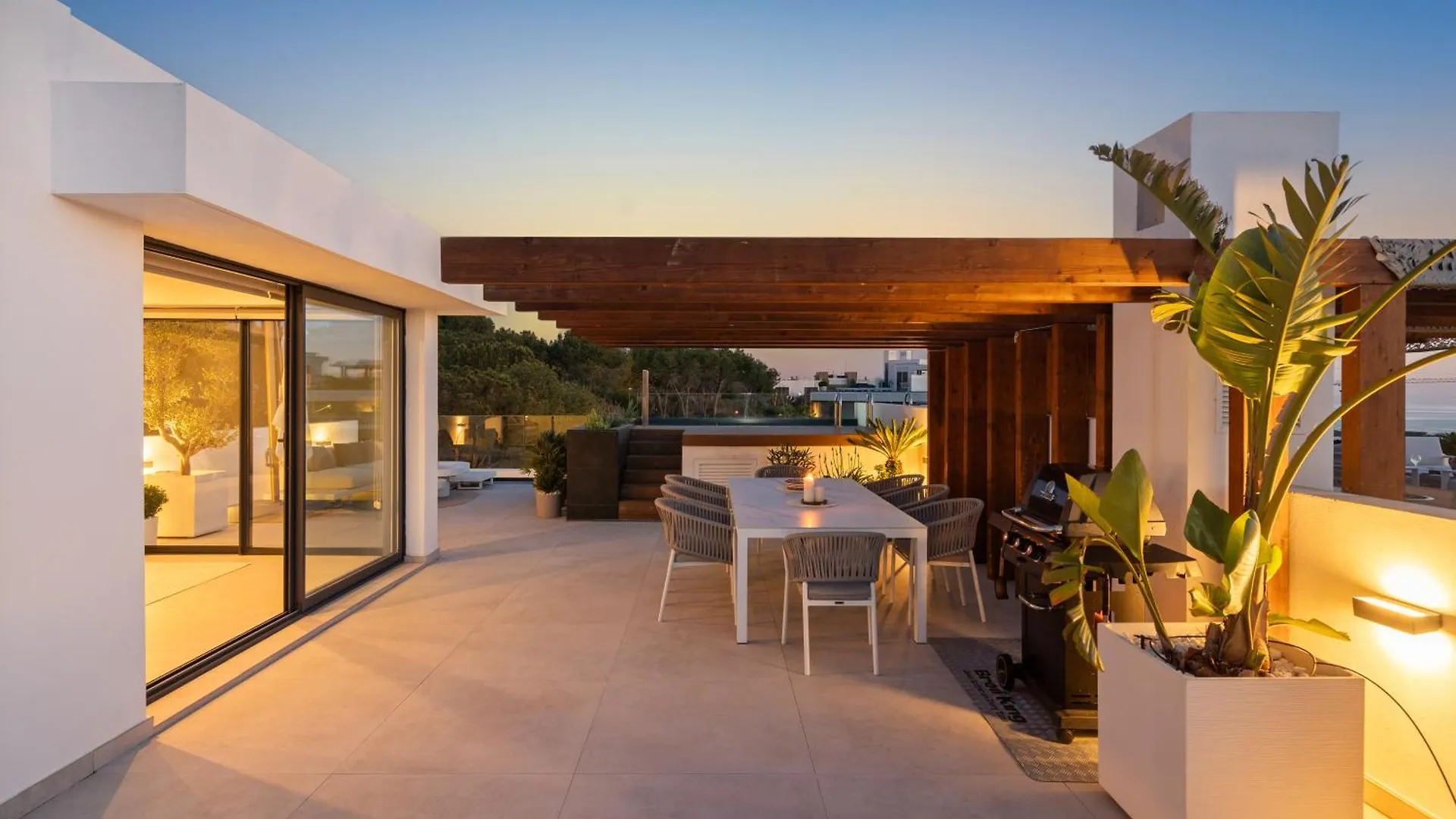 Marbella Dunes Penthouse - Brand New, Splendid Rooftop, Pool & Sea View 0*,  Spanyolország